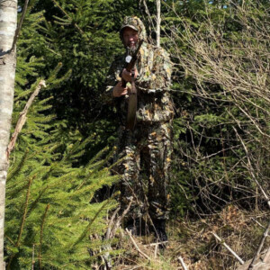 Camouflage sæt i skjul på jagt. Som medlem i jagtforening finder man nogle at dele oplevelserne med.